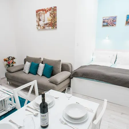 Vintage In The Center Apartment